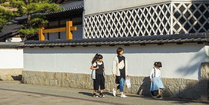 小倉城不僅景美和服小姐姐也很美,網友問:背後那個包是什麼
